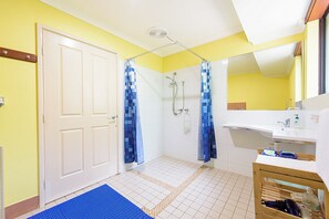 Comfort Cottage, Berbilang Katil, Patio, Garden View | Bilik Mandi | Pancuran mandi, kelengkapan dandanan diri percuma, pengering rambut