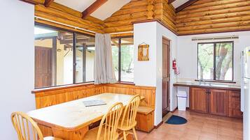 Comfort Cottage, Multiple Beds, Patio, Garden View | Dining room