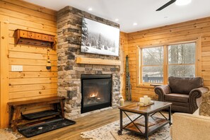 Televisión, chimenea, futbolito y libros 