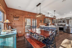 Dining - Sundance Summit: A 4 BR retreat in a Ski-in/Ski-out Community near Wisp (McHenry)
