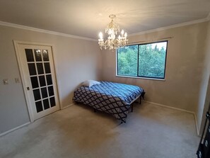 8 bedrooms, WiFi, bed sheets