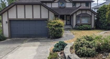 FIFA World Cup - 3500sqft House! Sleeps up to 16 people! Pet friendly.