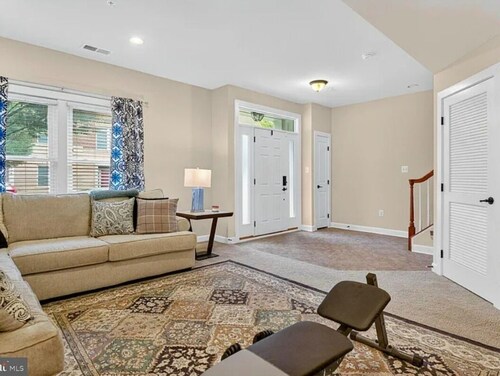 Luxury 4-bedroom townhome with fitness room and AC in charming Gaithersburg