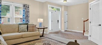 Luxury 4-bedroom townhome with fitness room and AC in charming Gaithersburg