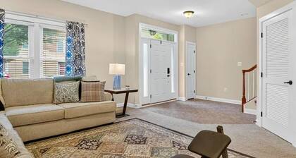Luxury 4-bedroom townhome with fitness room and AC in charming Gaithersburg