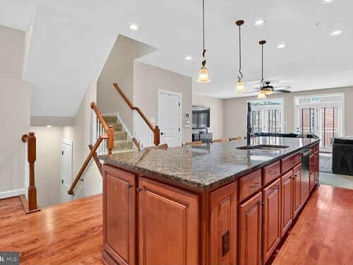 Luxury 4-bedroom townhome with fitness room and AC in charming Gaithersburg