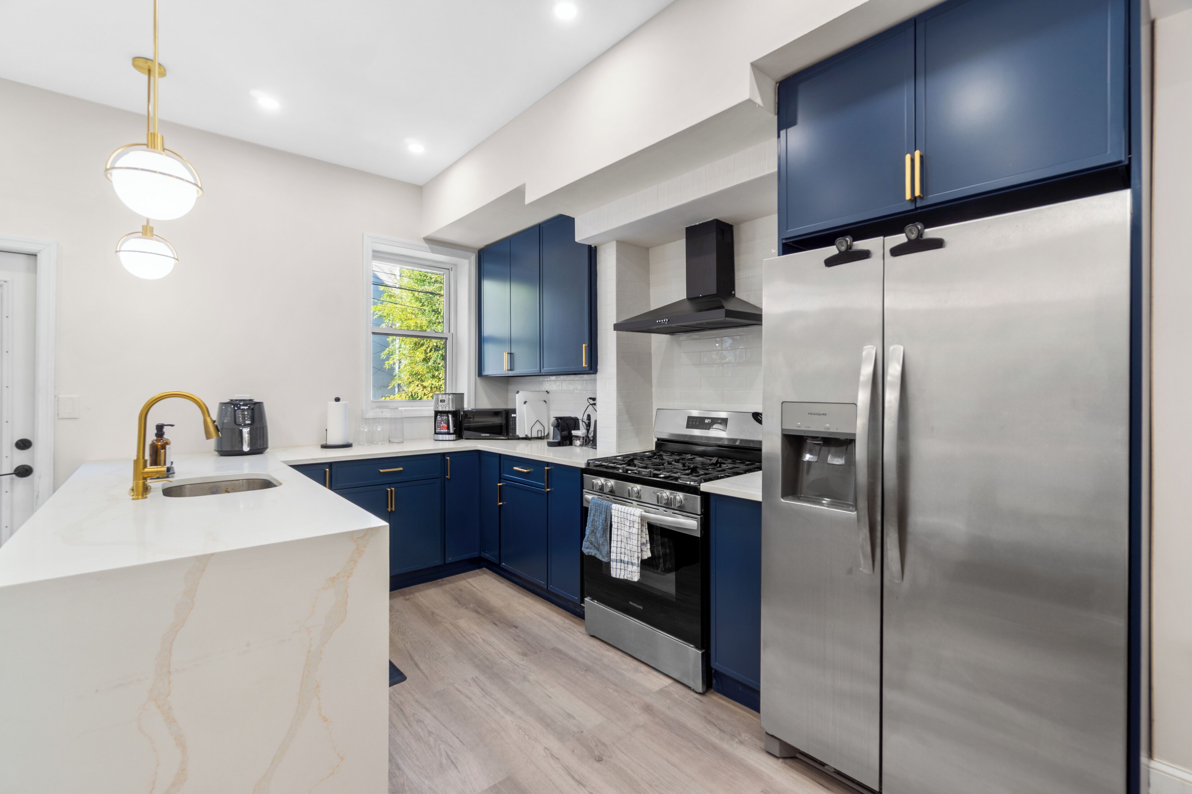 Microondas, horno, parrilla de estufa y lavavajillas 