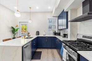 Micro-ondes, four, plaque de cuisson, lave-vaisselle