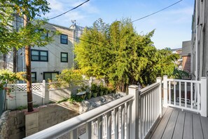 Property grounds - 3BR Home Near NYC / Workspace, Patio w Laundry Y Access to PATH station (Jersey City)