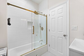 Shower, jetted bath, hair dryer, bidet - 3BR Home Near NYC / Workspace, Patio w Laundry Y Access to PATH station (Jersey City)