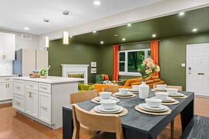 Dining - Spacious 5-bedroom house in delightful Alexandria (Alexandria)