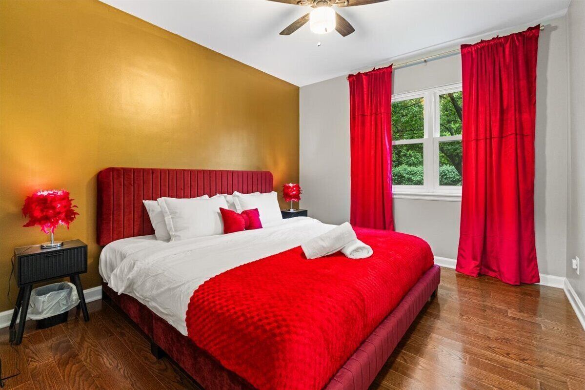 5 bedrooms, iron/ironing board, WiFi, bed sheets