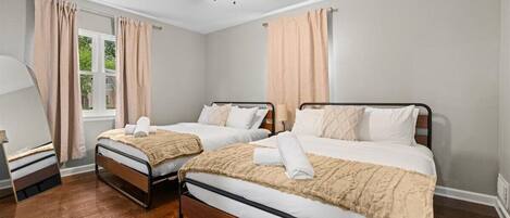 5 chambres, fer et planche à repasser, Wi-Fi, draps fournis