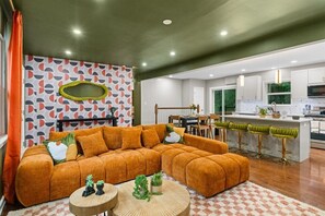 Living area - Spacious 5-bedroom house in delightful Alexandria (Alexandria)