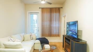 Smart-tv och eldstad