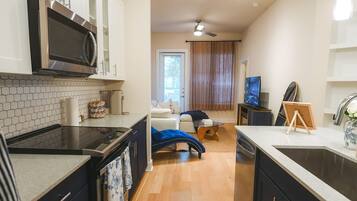 Kylskåp, mikrovågsugn, ugn och diskmaskin