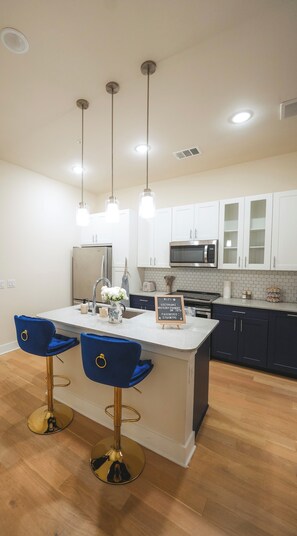 Refrigerador, microondas, horno y lavavajillas 