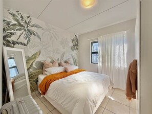 2 عدّة غرف نوم وخزنة داخل الغرفة ومكواة/لوح كي وسرير سفر