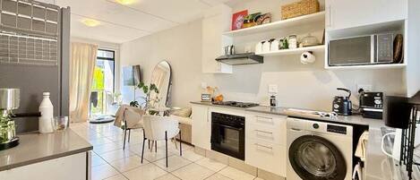 Køleskab, mikrobølgeovn, ovn, kogeplade