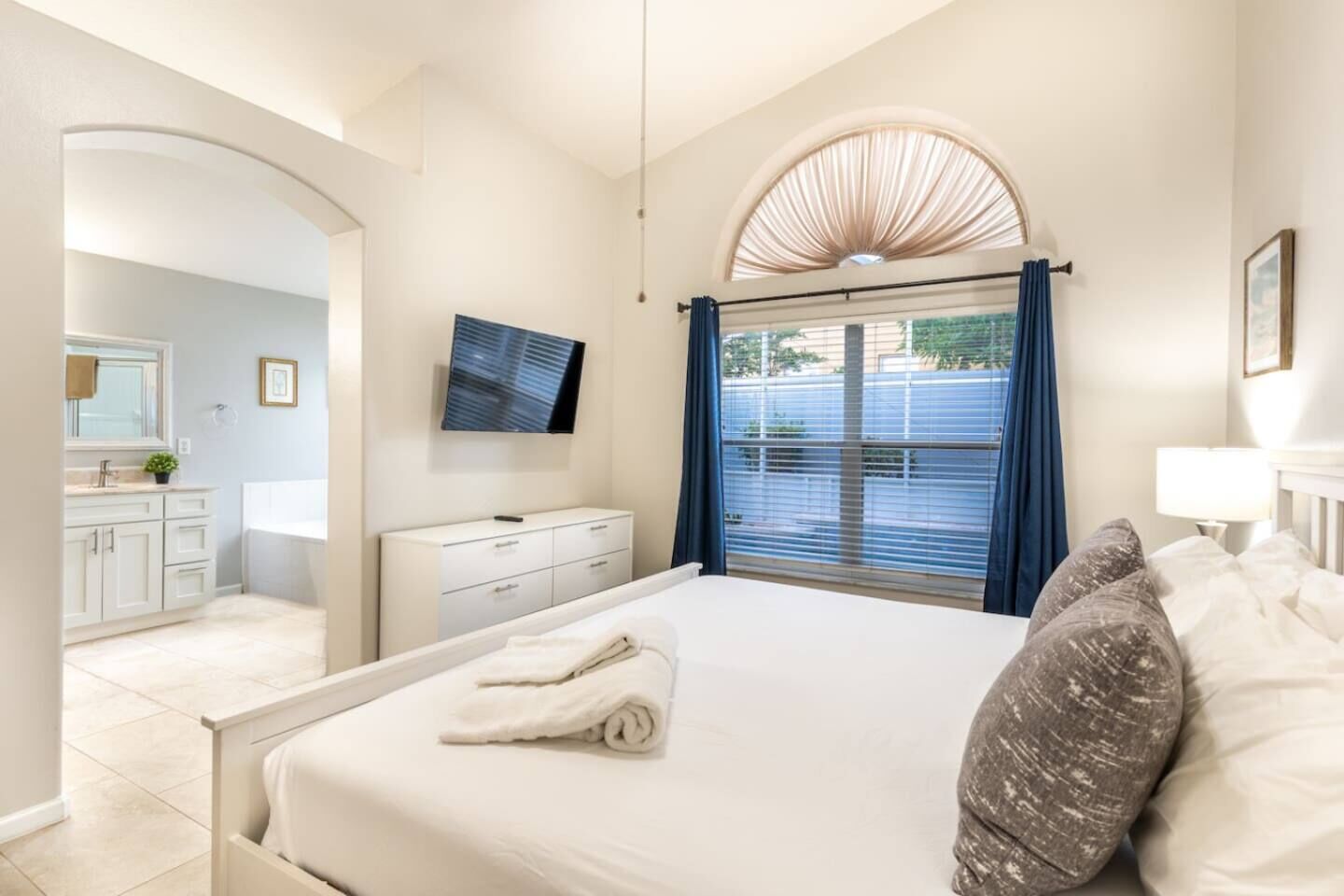 Iron/ironing board, travel crib, WiFi, bed sheets