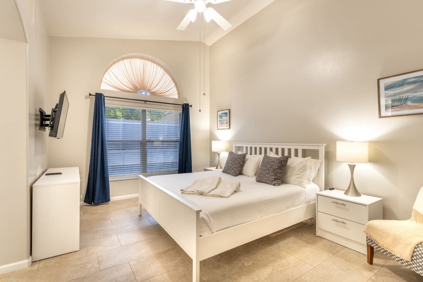 Silitysrauta/-lauta, vauvan matkasänky, Wi-Fi, vuodevaatteet