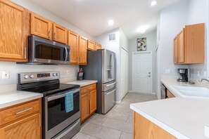 Kjøleskap, mikrobølgeovn, ovn og kokeplater