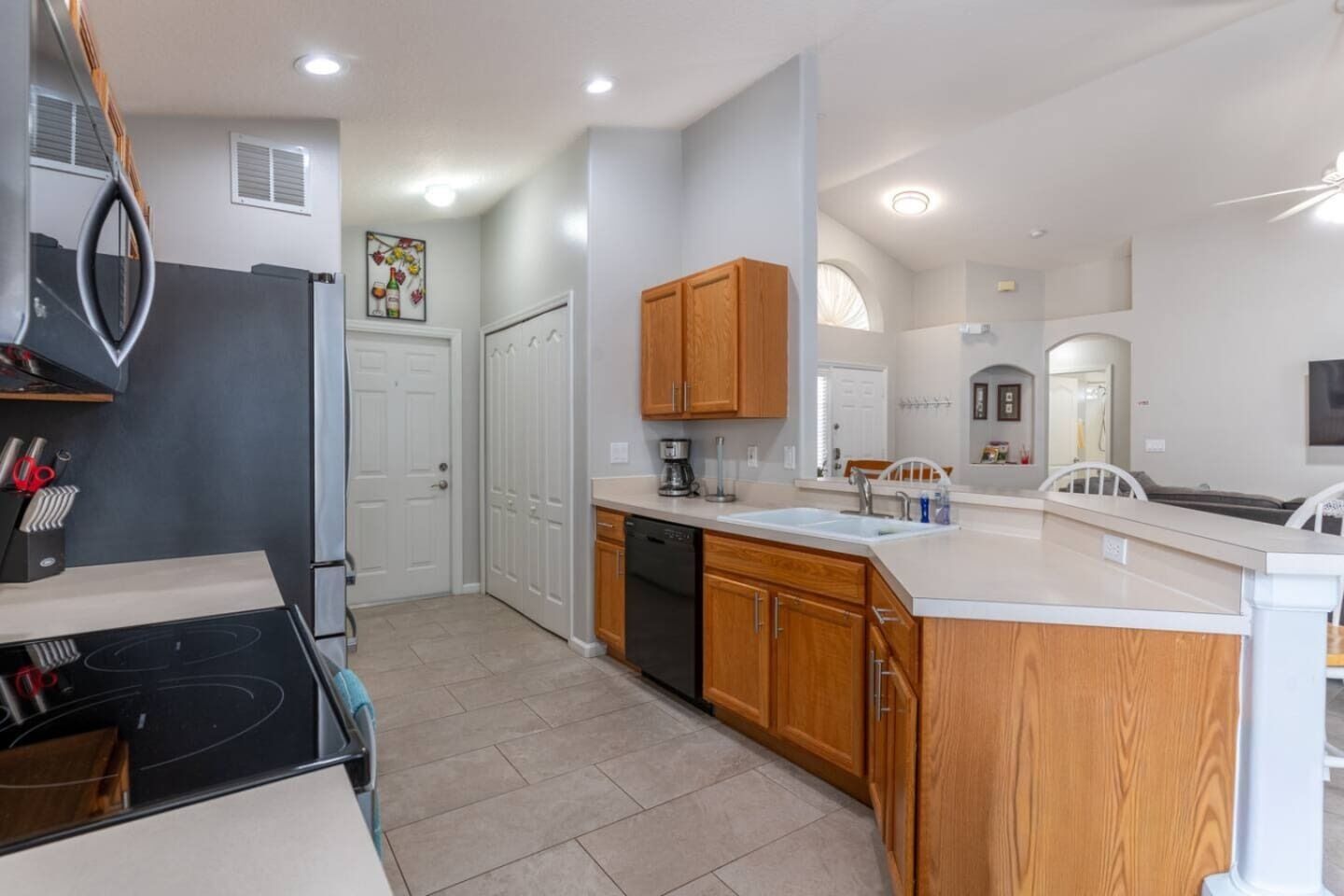 Jääkaappi, mikroaaltouuni, uuni, liesi