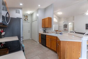 ثلاجة، ميكروويف، فرن، موقد طهي مسطح