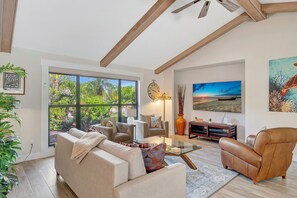 Smart TV - Luxe Canal Sunset Paradise (Cape Coral)