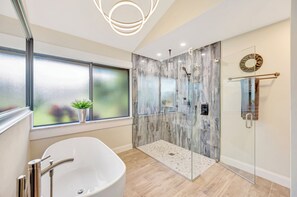 Shower, hair dryer, towels, soap - Luxe Canal Sunset Paradise (Cape Coral)