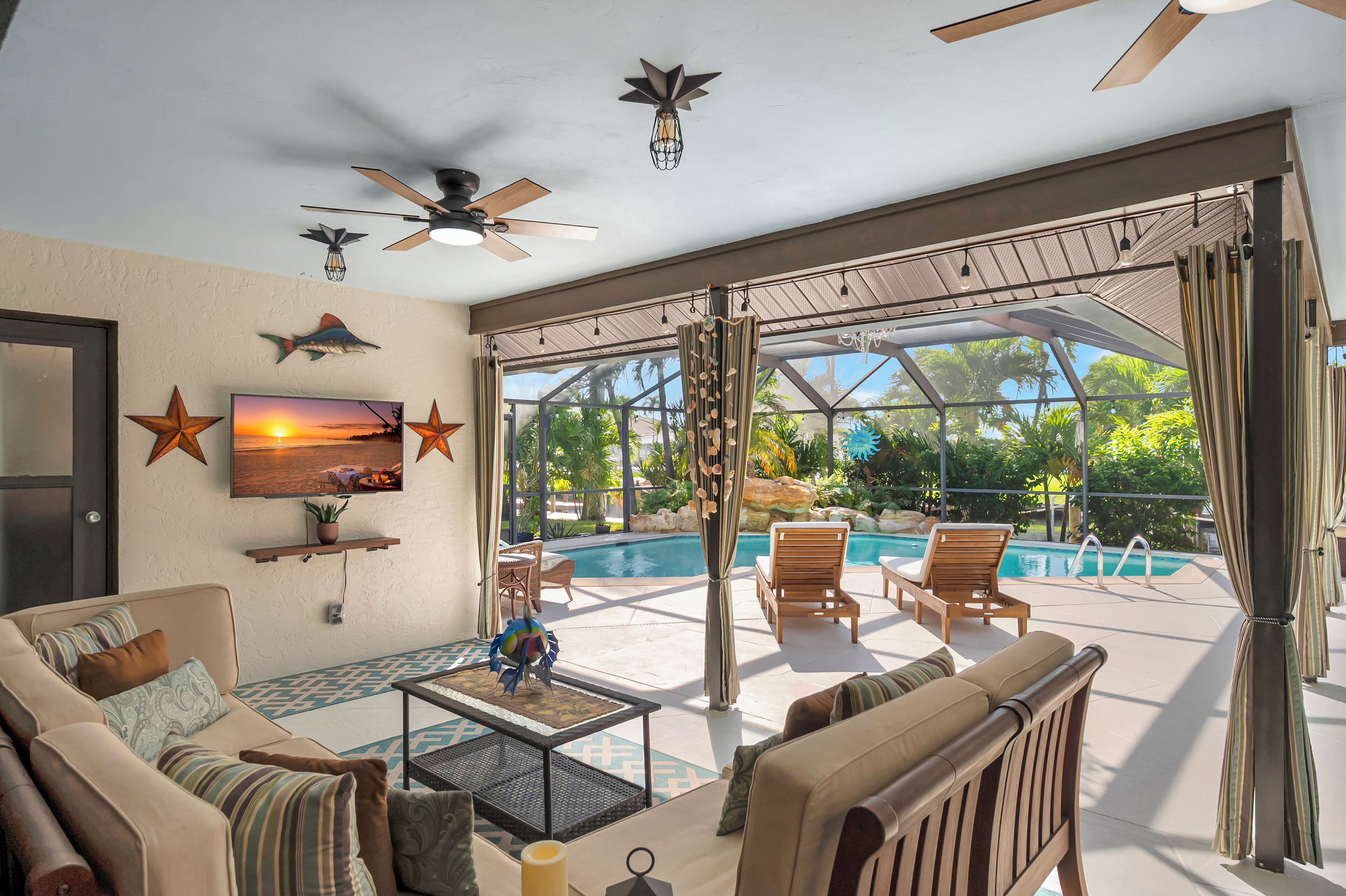 Utomhuspool och uppvärmd pool