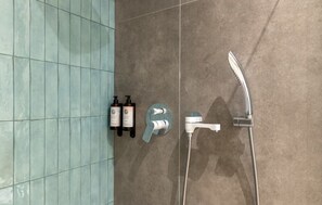 Regadera, secadora de cabello, bidet, toallas 