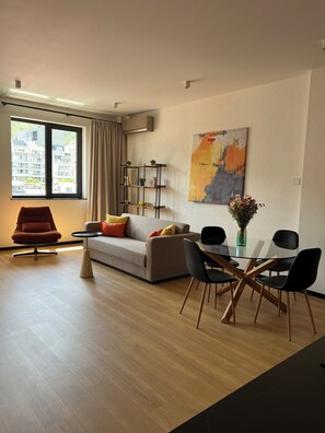Smart-TV, Tischfußball, Computerbildschirme