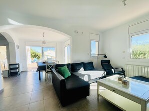 Living area - La Palmeraie by Costabravaway (calonge)