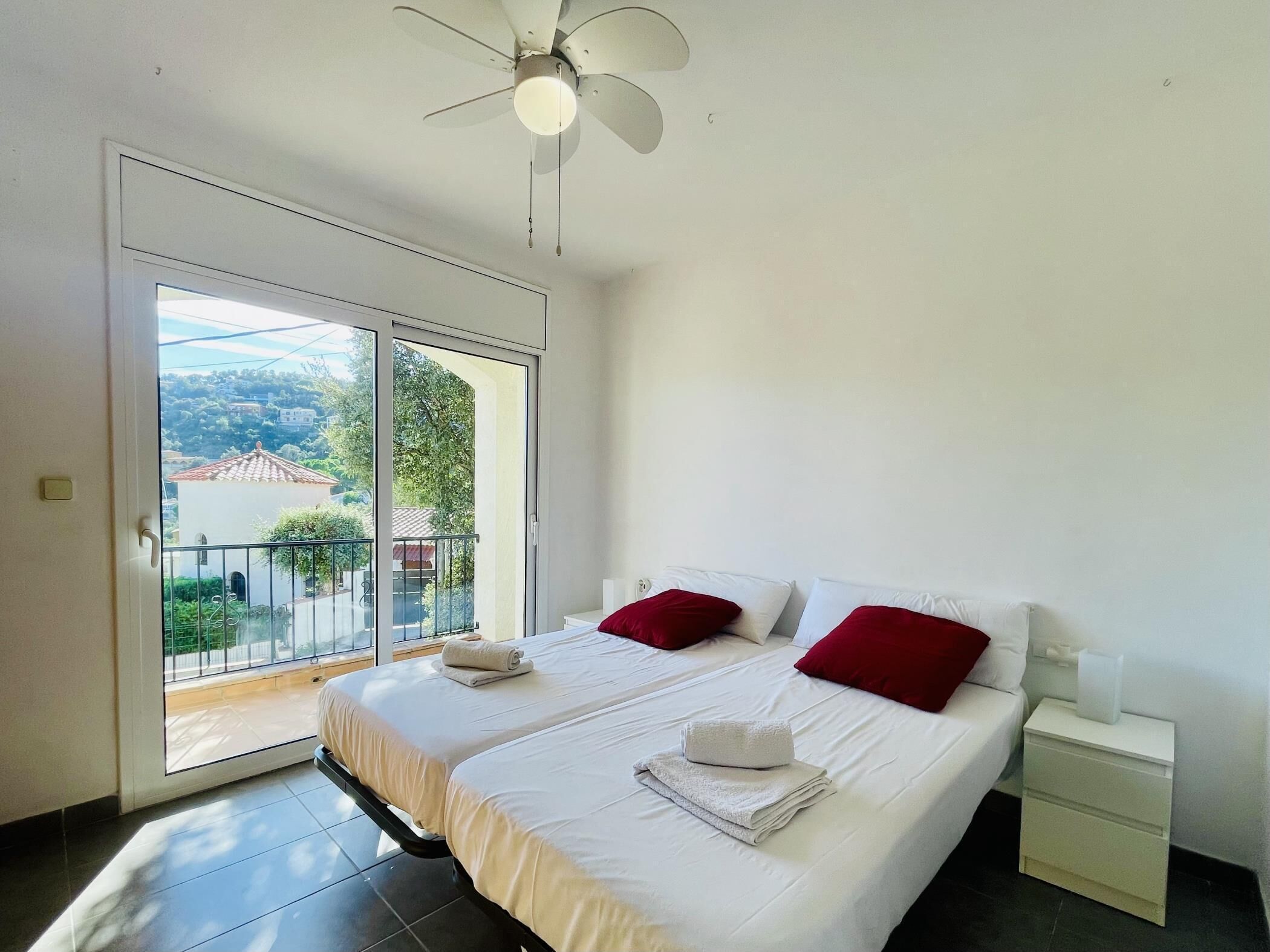 4 bedrooms, iron/ironing board, internet, bed sheets