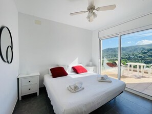 4 bedrooms, iron/ironing board, Internet, bed sheets