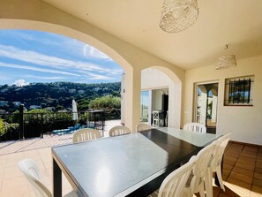 Outdoor dining - La Palmeraie by Costabravaway (calonge)