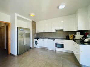 Fridge, microwave, oven, dishwasher - La Palmeraie by Costabravaway (calonge)