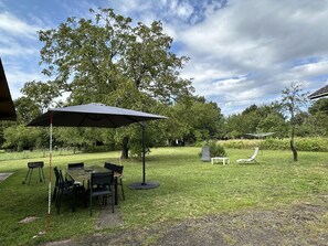 Outdoor dining - Le Gîte Grues Cendrées - ARJUZANX (ARJUZANX)