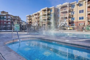 من حمّامات السباحة المغطاة، حمّام سباحة خارجي