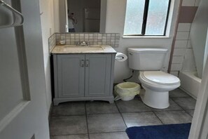 Regadera, toallas, jabón, papel de baño 