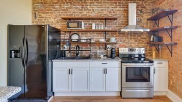 Fridge, microwave, stovetop, dishwasher