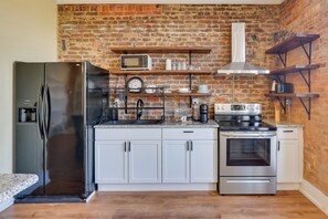 Fridge, microwave, stovetop, dishwasher