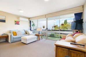 Smart TV, books, offices, computer monitors - NEW TO VRBO: Artful Kingston Stay with Personal Touch (Kingston)