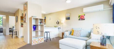 Smart TV, libros, oficina, monitor de computadora