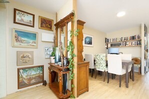 Dining - NEW TO VRBO: Artful Kingston Stay with Personal Touch (Kingston)
