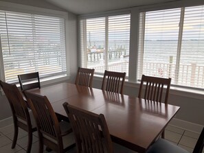 Dining - Mariners Cove Waterfront - Private Dock, Pet Friendly, Wi-Fi, Off-Street Parking (Norfolk)