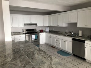 Microwave, oven, stovetop, dishwasher - Mariners Cove Waterfront - Private Dock, Pet Friendly, Wi-Fi, Off-Street Parking (Norfolk)