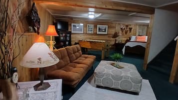 TV connectée, lecteur de DVD, baby-foot, livres