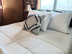 4 makuuhuonetta, silitysrauta/-lauta, ilmainen Wi-Fi, vuodevaatteet